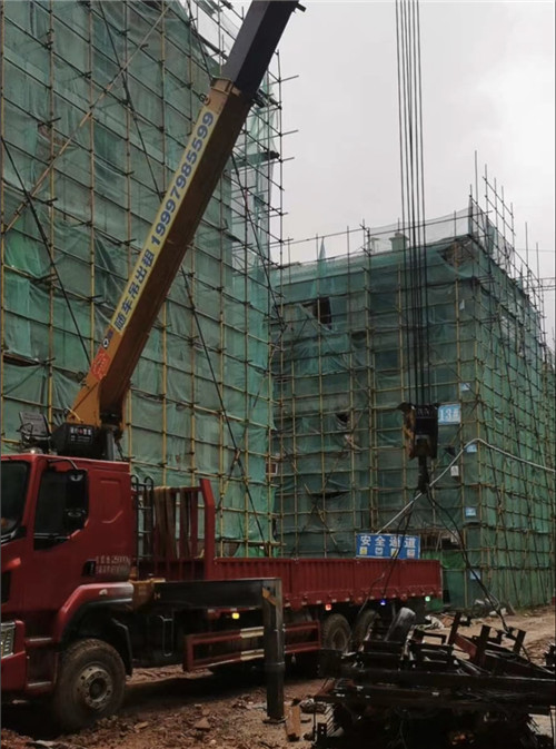 丘北县“慢工细活”—— 吊车的 “微动控制” 技术
